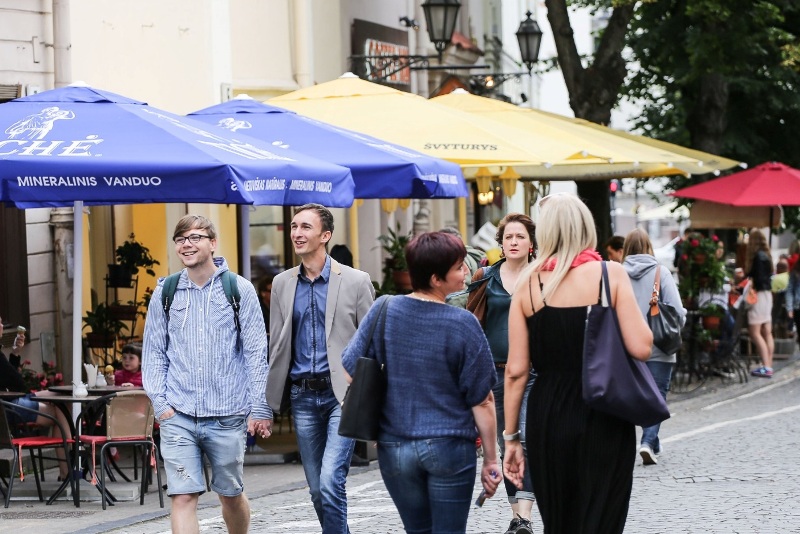 Реакцию прохожих на держащуюся за руки гей-пару проверили в Вильнюсе